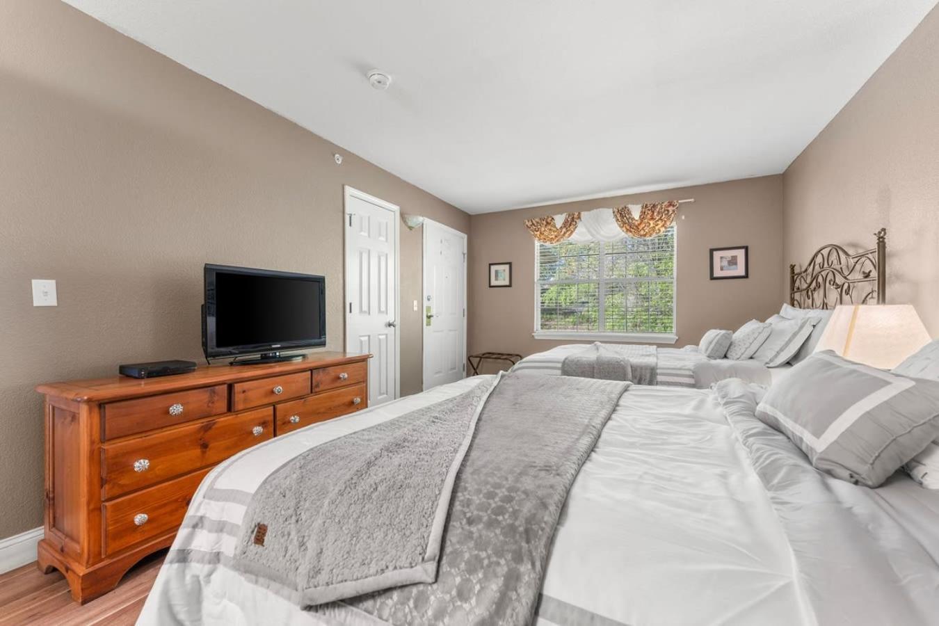 Penthouse Thousand Hills Golf Front Condo With Pool Close To 76 And Sleeps 8 Branson Exterior photo